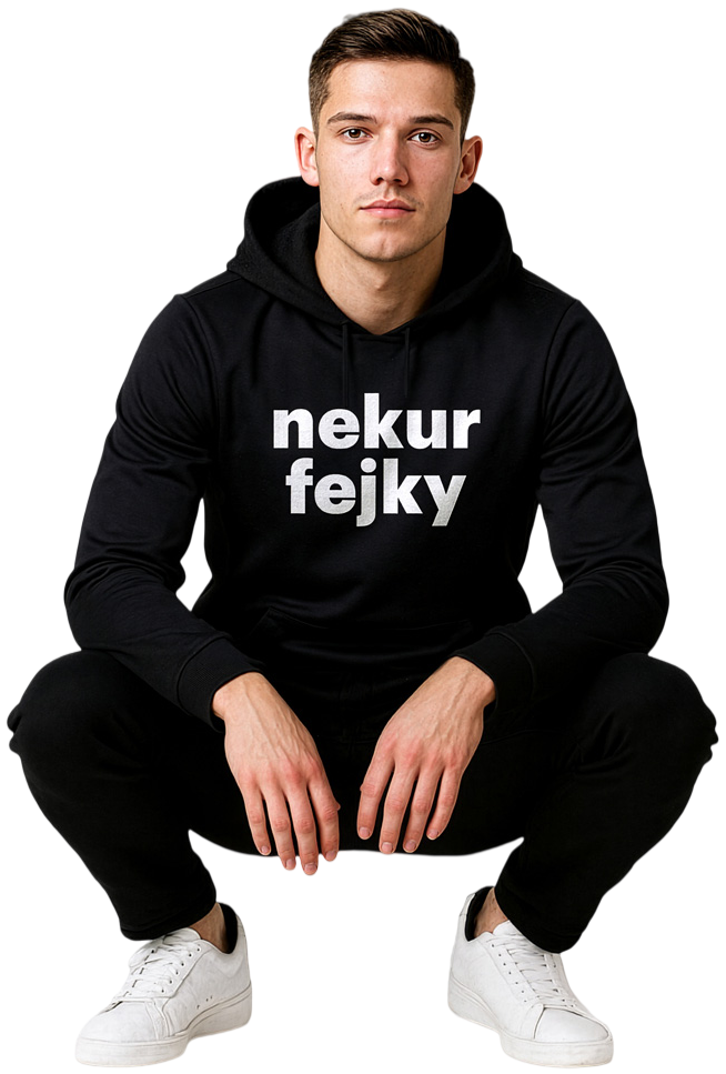 Muž v čiernej mikine s nápisom nekur fejky